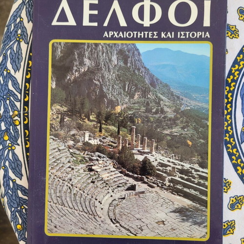 Book about Delphi like new, with many photos