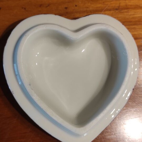 Porcelain jewelry box heart-shaped with romantic Fragonard design like new
