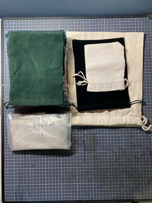 Various pouches like new in different sizes