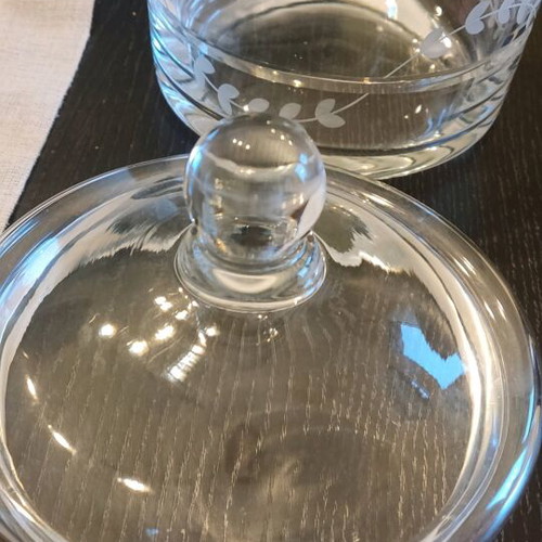 Glass fondue pot like new with small chip