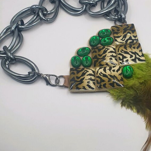 Necklace like new with feathers and green details