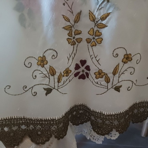 Round Tablecloth 180 cm with Floral Embroidery and Lace