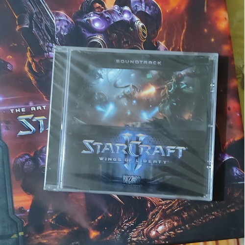 Starcraft 2 Artbook, Soundtrack and Behind the Scenes DVD like new
