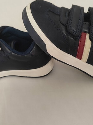 Sneaker Tommy Hilfiger νούμερο 25 μεταχειρισμένο με φθορά μπροστά, μπλε