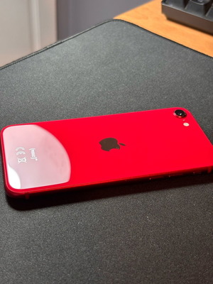 Apple iPhone SE 2020 64GB червен, като нов, с калъфи и протектор
