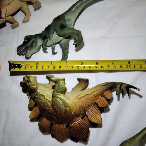 Dinosaur figures like new, set of 31