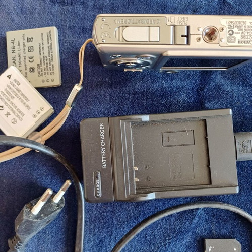 Canon IXUS 50 Digital Compact Camera 5.0MP with accessories