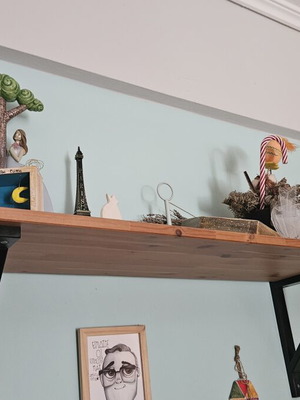 Ράφι Ikea σαν καινούργιο με επιφάνεια ξύλου και μαύρες βάσεις