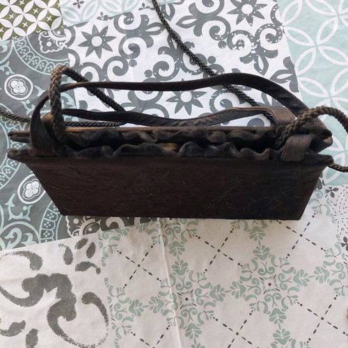 Embossed vintage black shoulder bag like new