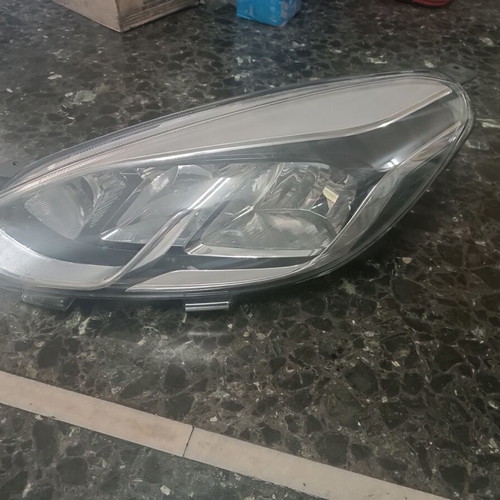 Front left headlight for Ford Fiesta '14-'17 used, broken mount