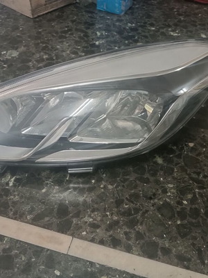 Εμπρός αριστερό φανάρι για Ford Fiesta '14-'17 μεταχειρισμένο, σπασμένη βάση