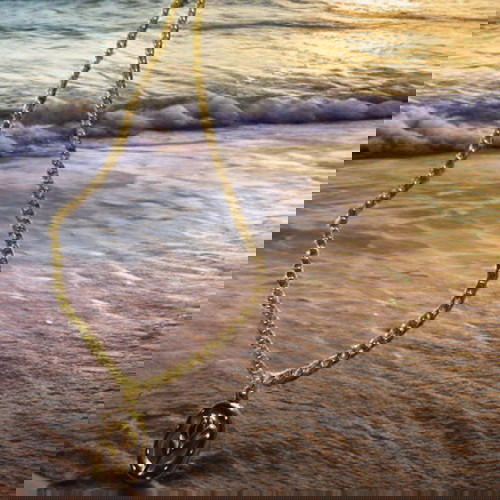 Χρυσό Κολιέ με Ανάγλυφο Μενταγιόν