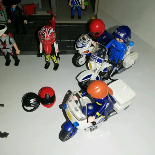 Playmobil Police station with 3 motorcycles, car, spaceship and 15 figures like new