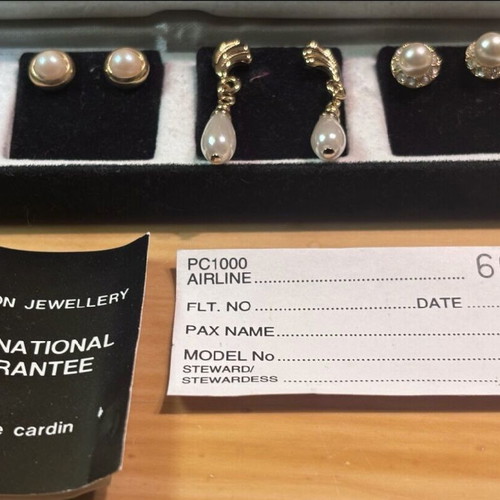 Pierre Cardin earring case like new, 6 pairs