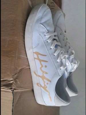 Παπούτσια Tommy Hilfiger νούμερο 41 σαν καινούργια, άσπρα με χρυσαφί