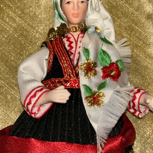 Traditional doll like new, 18cm height