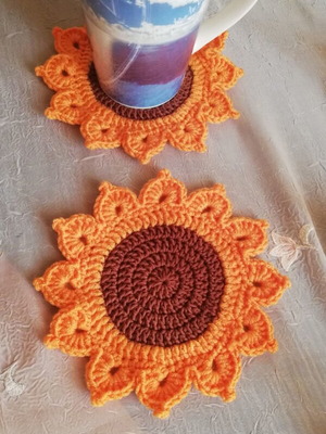 Sunflower crochet coasters set of 4 like new