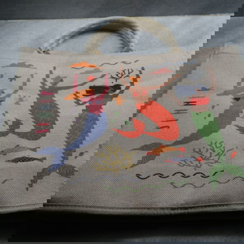 Τσάντα καλοκαιρινή χειρός σαν καινούργια με γοργόνες μπεζ