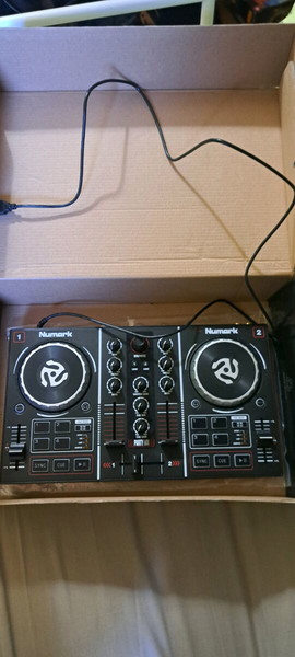  numark party mix dj controller. idaniko gia archarious