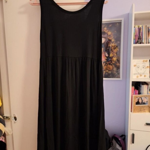 Black sleeveless dress with honeycomb style top
