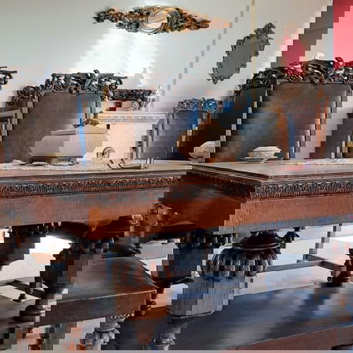 Βασιλική τραπεζαρία μεταχειρισμένη 11 κομματιών με μοναστηριακό τραπέζι και σκαλιστούς μπουφέδες