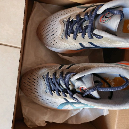 Asics athletic shoes used, size 42, white