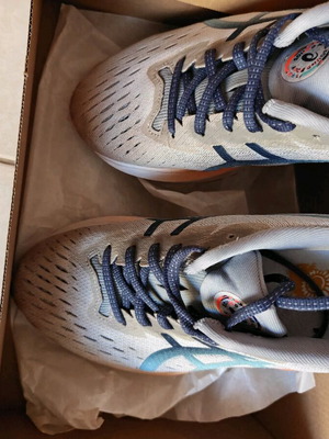 Asics athletic shoes used, size 42, white