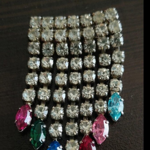 Antique brooch used with colorful stones