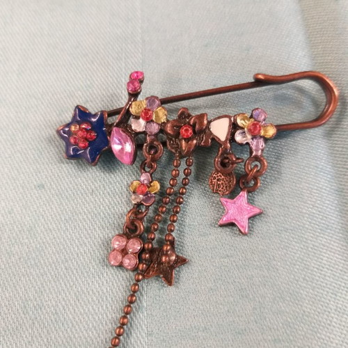 Bronze safety pin brooch with variety of flowers