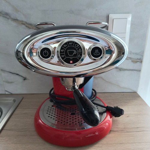 Illy retro espresso machine, glossy red