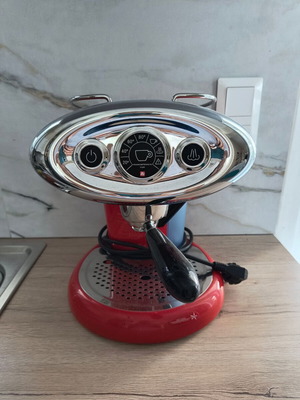Illy retro espresso machine, glossy red