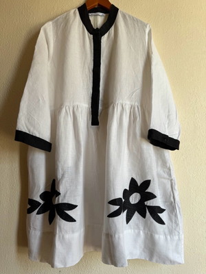 Linen dress Kori like new with embroidered flowers and side pockets