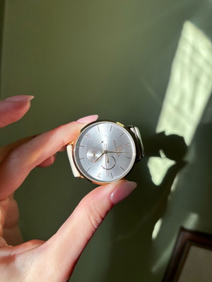 Tommy Hilfiger women's watch like new with gold case and beige leather strap
