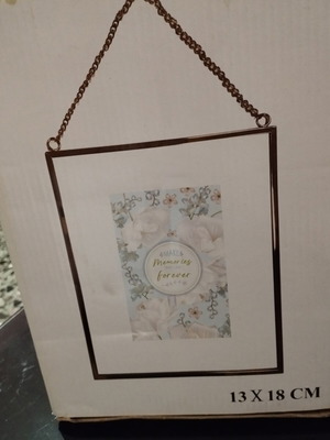Photo frame new with gold lines and chain, 13x18 cm