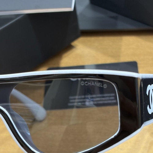 Chanel sunglasses new, black and white