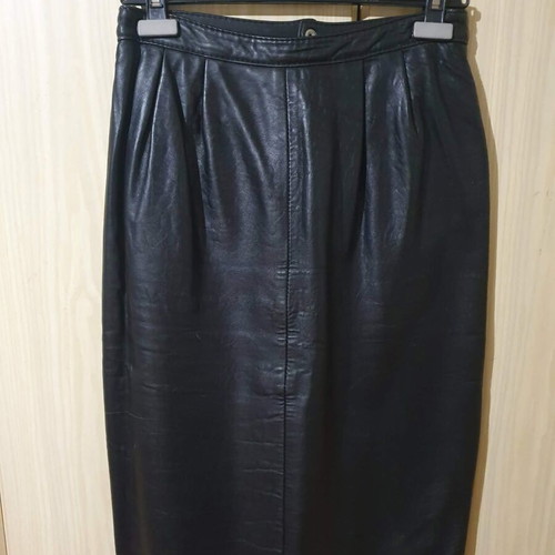 Leather skirt like new, black, below the knee, size L
