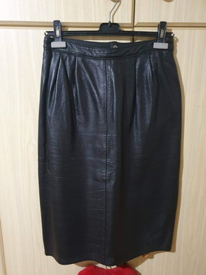 Leather skirt like new, black, below the knee, size L
