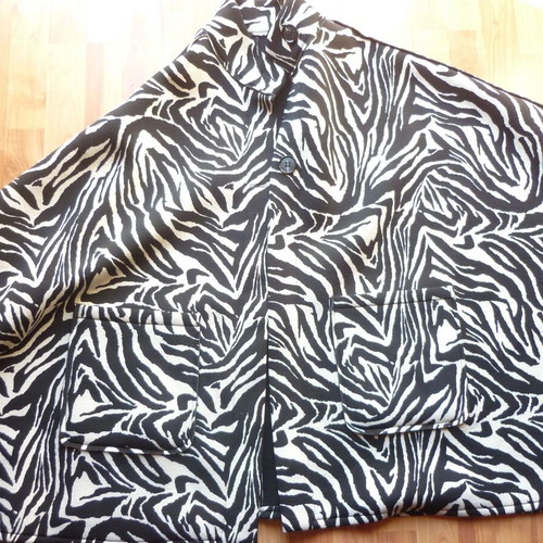 Cape with buttons like new, one size, zebra print