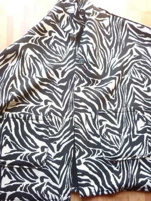 Cape with buttons like new, one size, zebra print