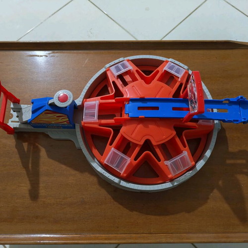 Hot Wheels Fast Blast Car Park set like new with authentic car
