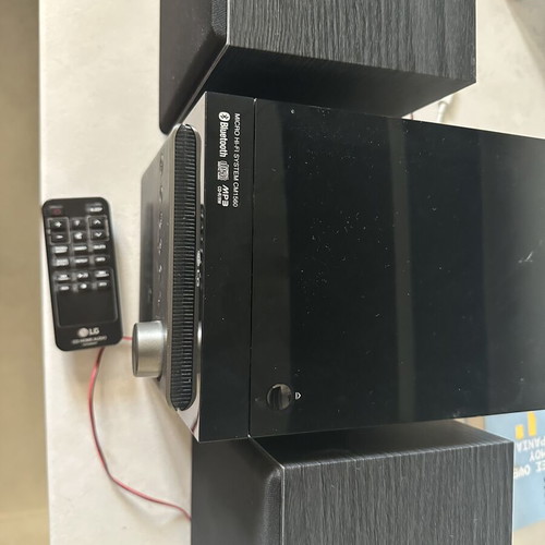 LG HiFi system like new with remote control