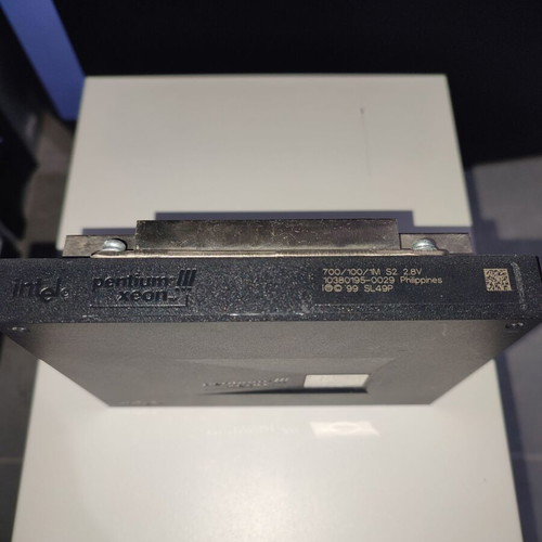 Xeon Pentium III 700MHz 1MB Cache 100MHz 2.8v used