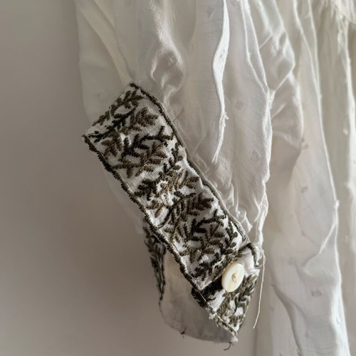 Solitaire white blouse with embroidered flowers like new, size M