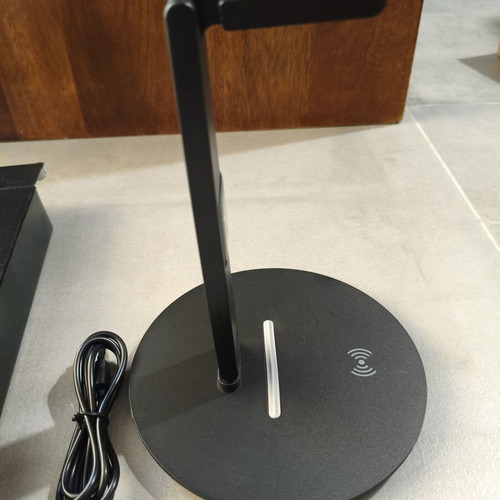 Headphone stand with built-in wireless charger