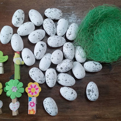 Polystyrene eggs and wooden pegs like new, lot