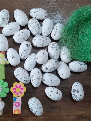 Polystyrene eggs and wooden pegs like new, lot