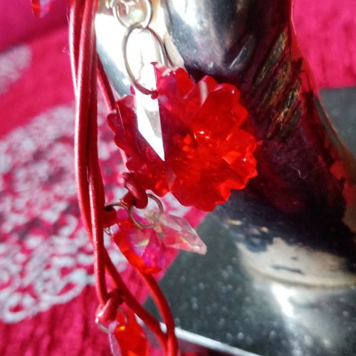 Alternative necklace used with red and transparent iridescent crystals and leather strap