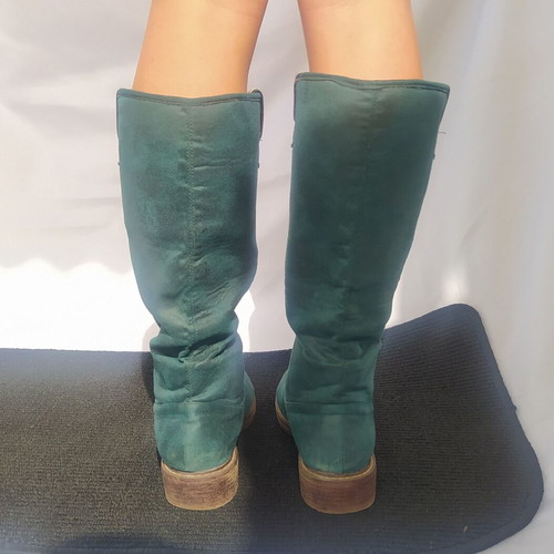 Green low boots with fur lining, size 39
