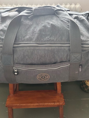 Kipling wheeled duffel bag grey like new, spacious and durable