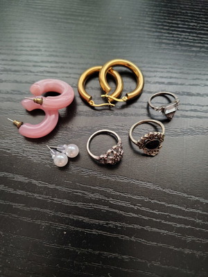 3 pairs of earrings and 3 rings, multicolor